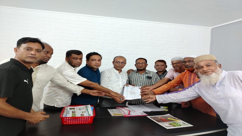 মনোনয়নপত্র জমা দিচ্ছেন বৃহত্তর পেরুল ইউপি সাবেক চেয়ারম্যান আমান উল্লাহ আমান।