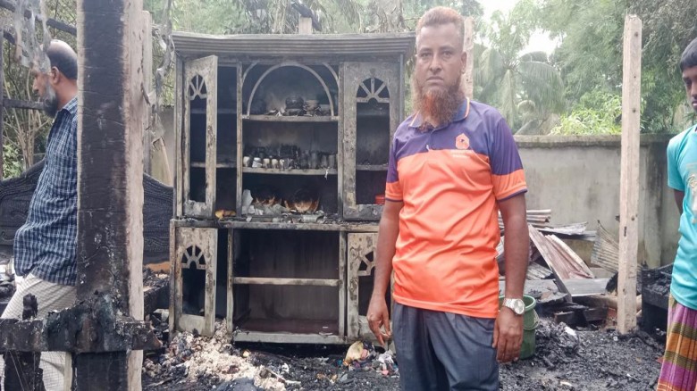 বৈদ্যুতিক শর্ট সার্কিটে পুড়ে যাওয়া ঘর ও ফার্ণিচার।