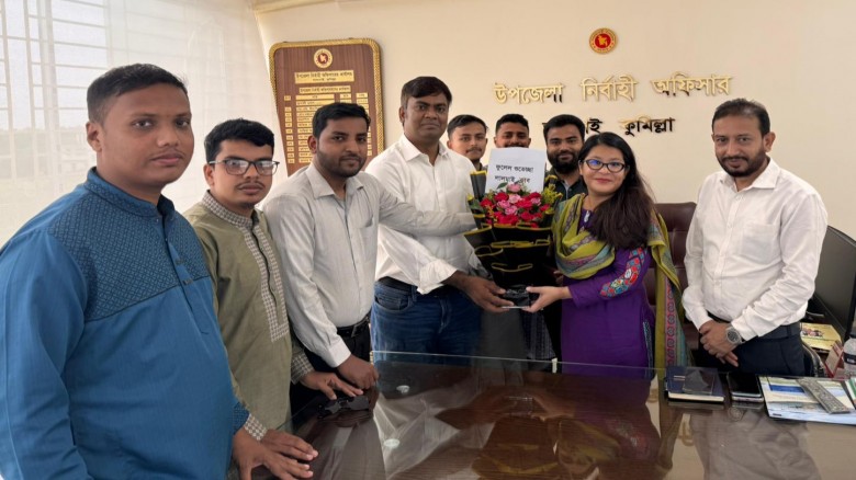 লালমাই উপজেলা নির্বাহী অফিসার'কে ফুলেল শুভেচছা জানাচ্ছেন 'লালমাই ক্লাব' এর সভাপতি ড.আশিকুর রহমান ও ক্লাব নেতৃবৃন্দ।