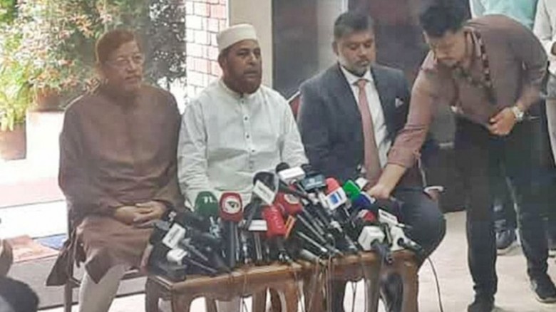 মিডিয়া ব্রিফিং করছেন জামায়াত নেতৃবৃন্দ।