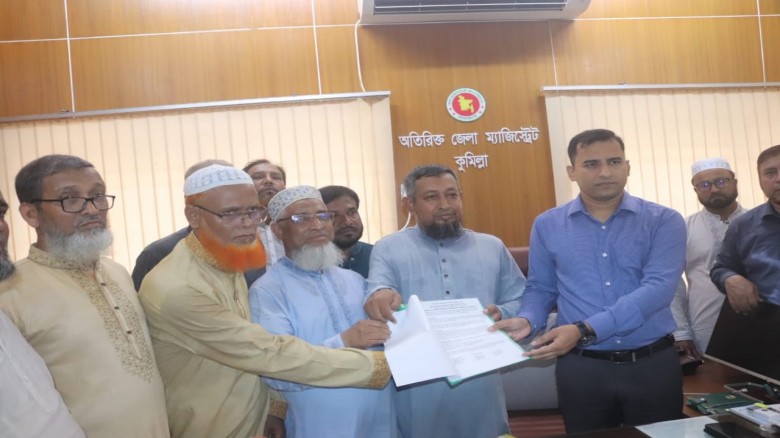 প্রধান উপদেষ্টা বরাবর স্মারকলিপি অতিরিক্ত জেলা প্রশাসকের নিকট হস্তান্তর করছেন জামায়াত নেতৃবৃন্দ।।