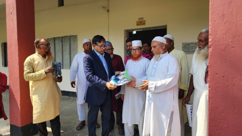 জনসাধারণের মাঝে লিফলেট বিতরণ করছেন সলিসিটর মোঃ ইকরামুল হক মজুমদার।।