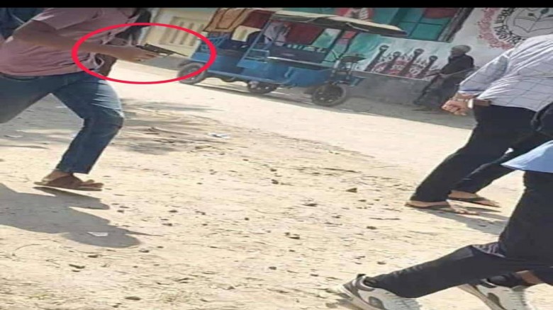 আগ্নেয়াস্ত্র হাতে একজন।