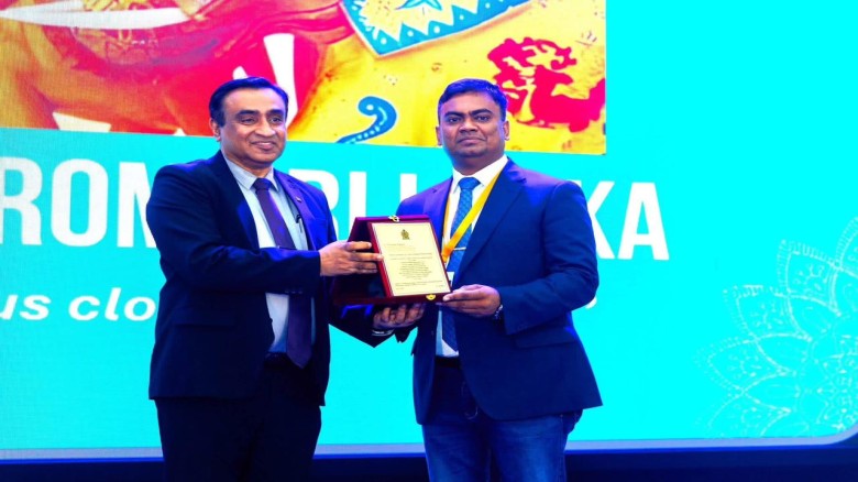 শ্রীলঙ্কায় আয়োজিত একটি সরকারি কনফারেন্সে শিক্ষা মন্ত্রণালয়ের পক্ষ থেকেও বিশেষ অ্যাওয়ার্ড গ্রহন করছেন লালমাই ক্লাবের প্রেসিডেন্ট ড. আশিকুর রহমান।