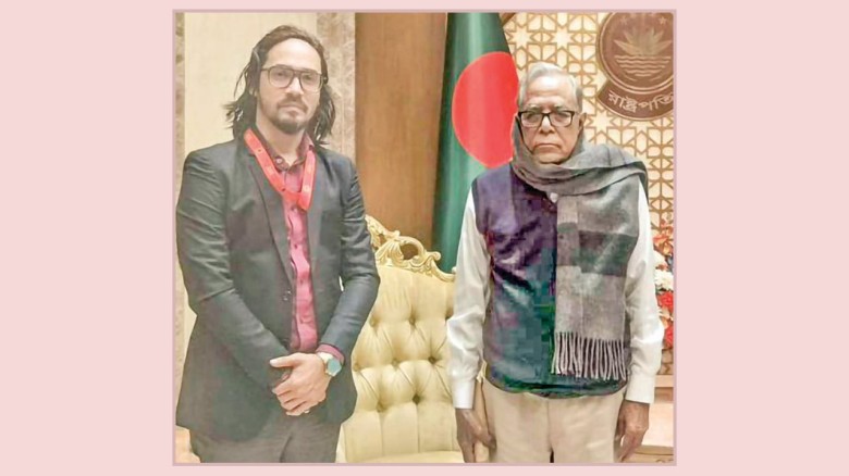 তৎকালীন রাষ্ট্রপতি আবদুল হামিদের সঙ্গে গণভবনে সন্দেহভাজন গুলিবর্ষণকারী ফয়সাল। ছবি: সংগৃহীত