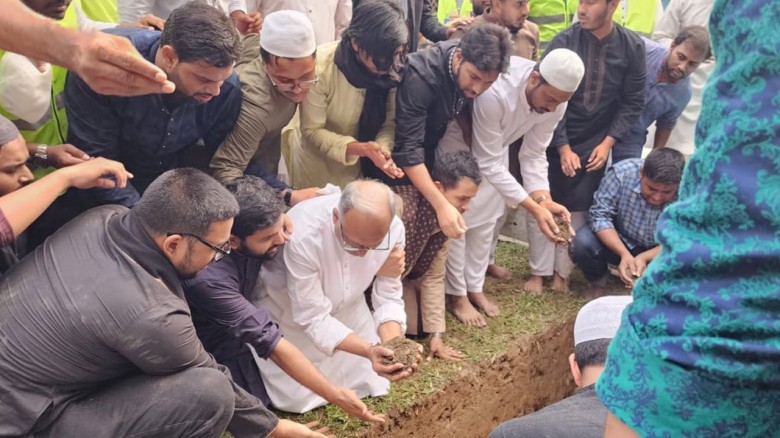 বিদ্রোহী কবি কাজী নজরুল ইসলামের পাশে চিরনিদ্রায় শায়িত জুলাই বিপ্লবী শহীদ ওসমান বিন হাদি ।