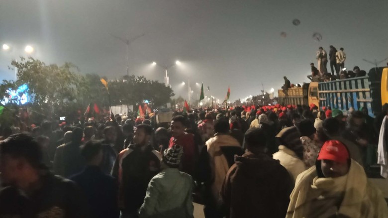 তারেক রহমান ভয় নাই, রাজপথ ছাড়ি নাই’-এমন নানা স্লোগানে চারপাশে তৈরি হয়েছে উৎসবের আমেজ। ছবি: সংগৃহীত