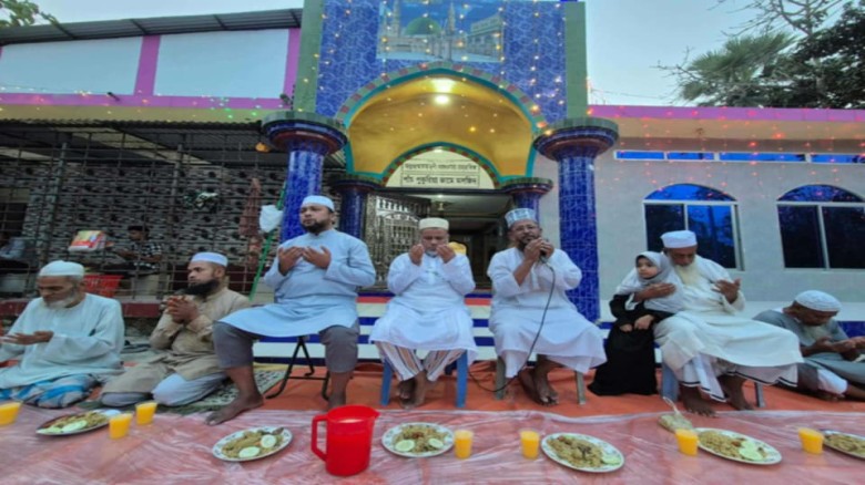 পাঁচপুকুরিয়া গ্রামবাসীর উদ্যোগে ইফতার মা