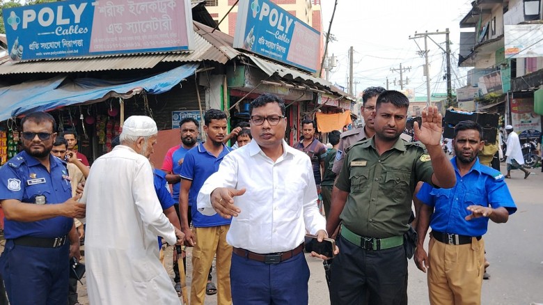 লালমাইয়ে যানজট নিরসনে প্রশাসনের অভিযান