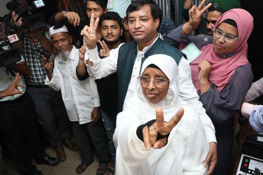 প্রথম নারী মেয়র জায়েদা খাতুন 