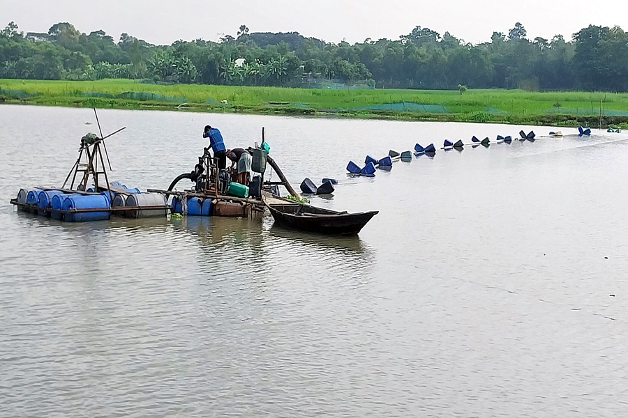 মুরাদনগরে প্রশাসনের অভিযানেও থেমে নেই ভূমি দস্যুদের ড্রেজার তান্ডব!