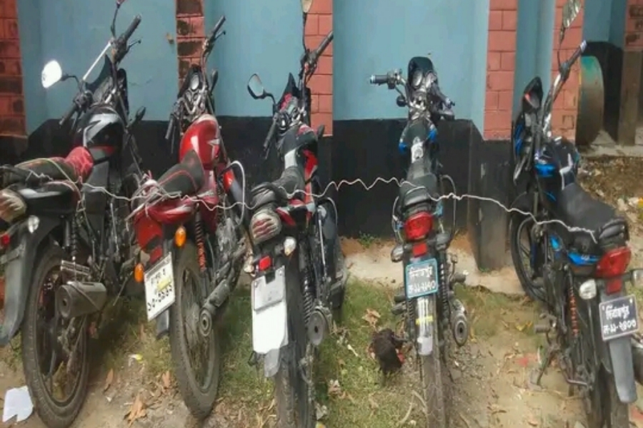নবাবগঞ্জে তথ্যপ্রযুক্তির সহায়তায় থানা পুলিশের বিশেষ অভিযানে ৫টি চোরাই মোটরসাইকেল উদ্ধার