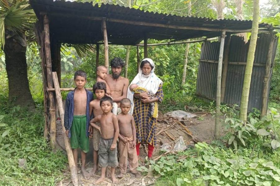 ঘরের অভাবে দেবিদ্বারে ৬ সন্তানকে নিয়ে জঙ্গলে বসবাস 