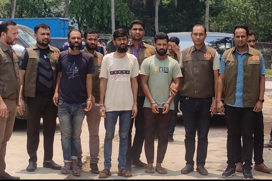 আলোচিত যুবলীগ নেতা হত্যাকান্ডে ব্যবহৃত গাড়ি, বোরকা ও ক্যানভাস স্যু-সহ ৩ আসামী গ্রেফতার