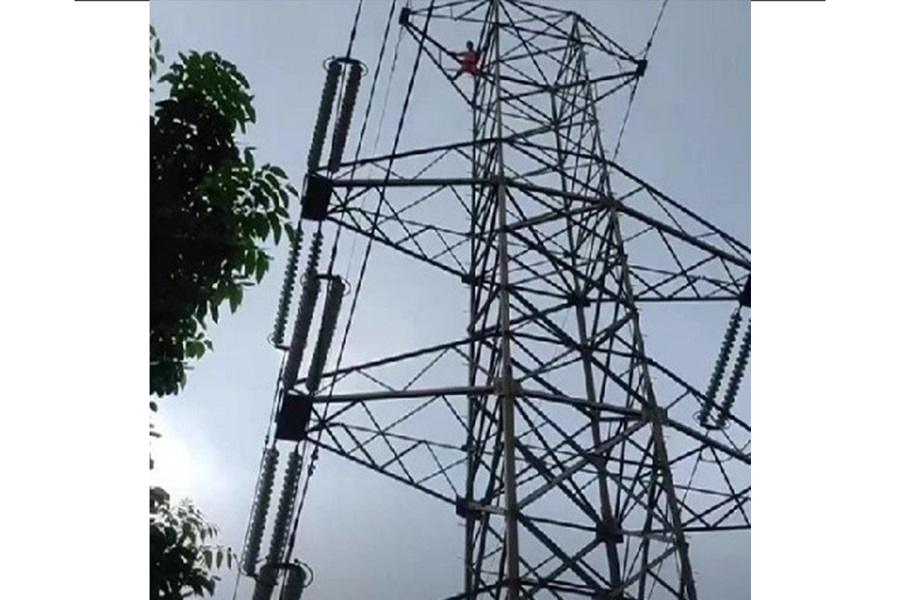 ৩৩ হাজার ভোল্টের বিদ্যুতের টাওয়ারের চূড়া থেকে এক যুবককে উদ্ধার করেছে ফায়ার সার্ভিস